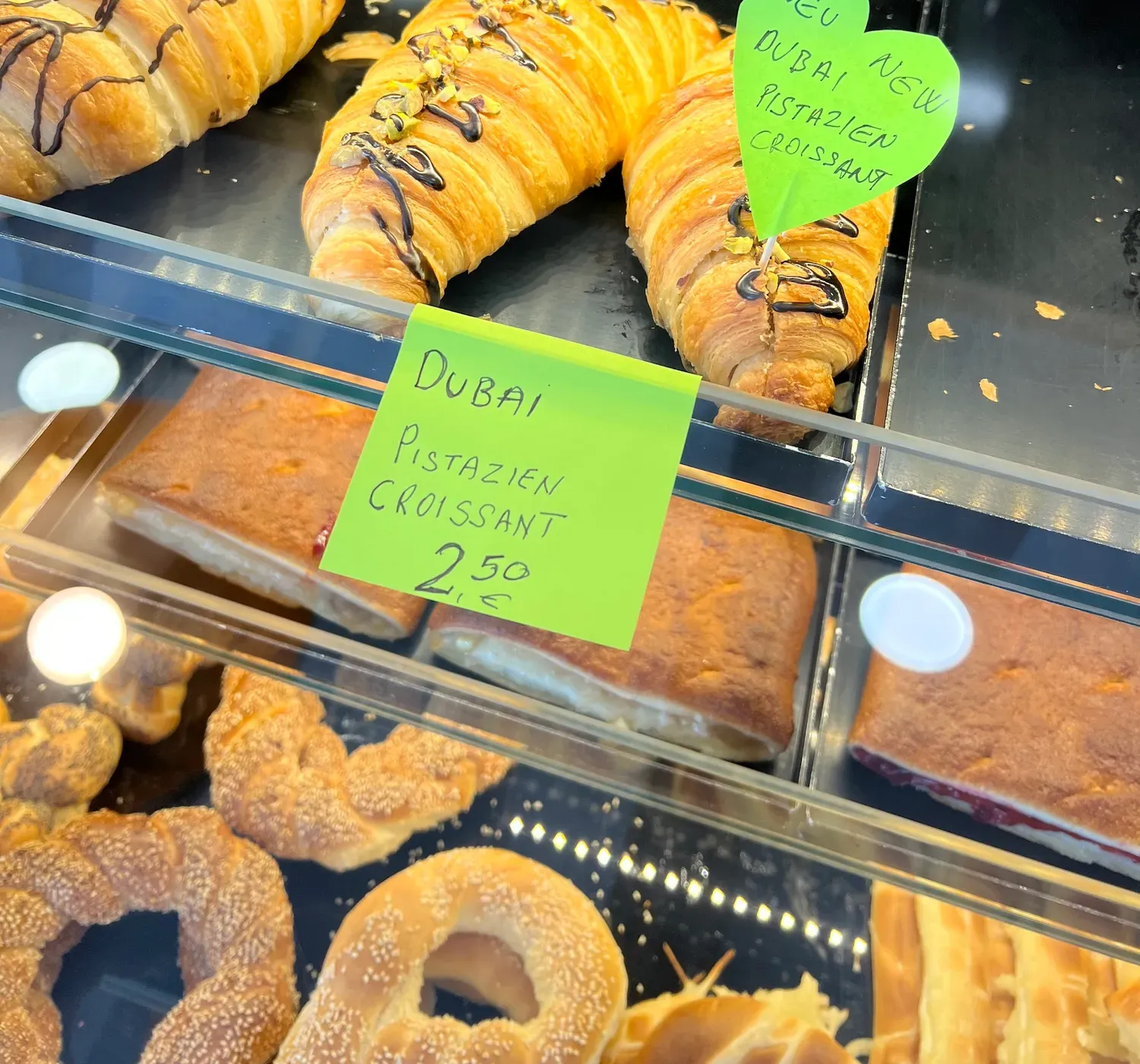 Croissants mit Schokolade und ein Schild: Dubai Pistazien Croissant