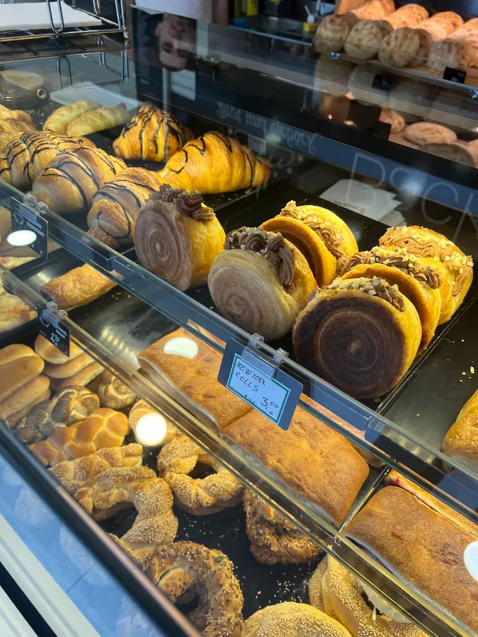 Vitrine mit Croissants, New York Rolls und Sesamringen