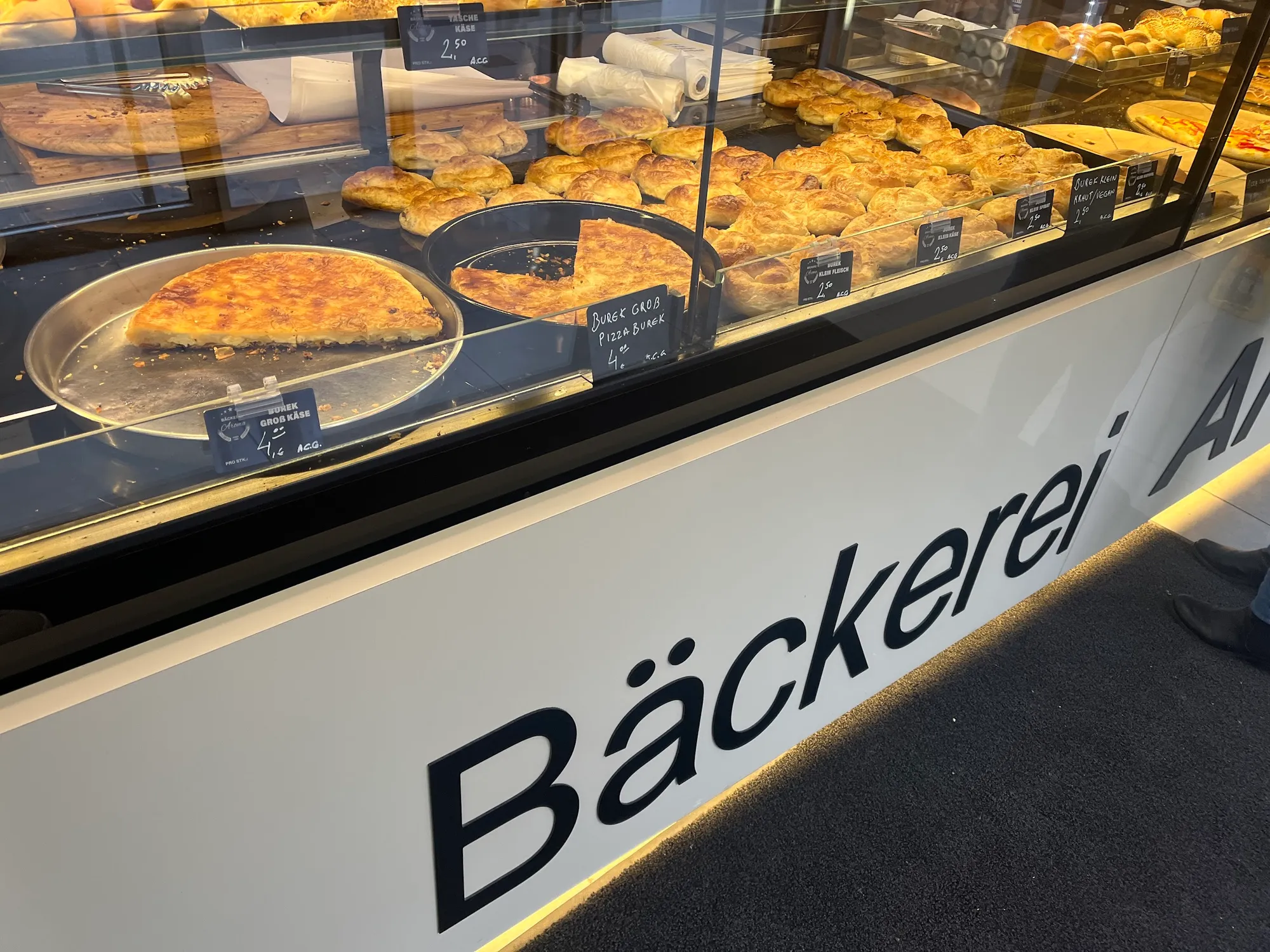 Theke der Bäckerei Aroma mit Pizza-Stücken und Gebäck
