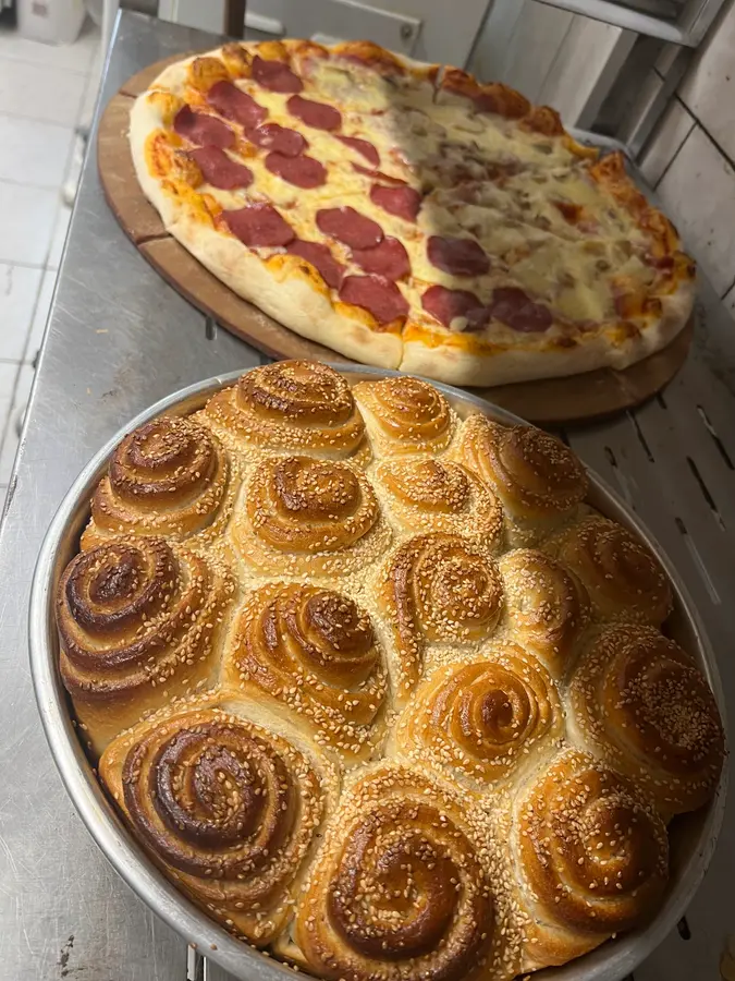 Frische Pizza und ein Blech Sesam-Schnecken aus dem Ofen